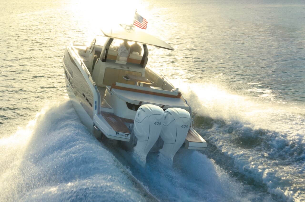 Invictus GT370S, boot varend met golven