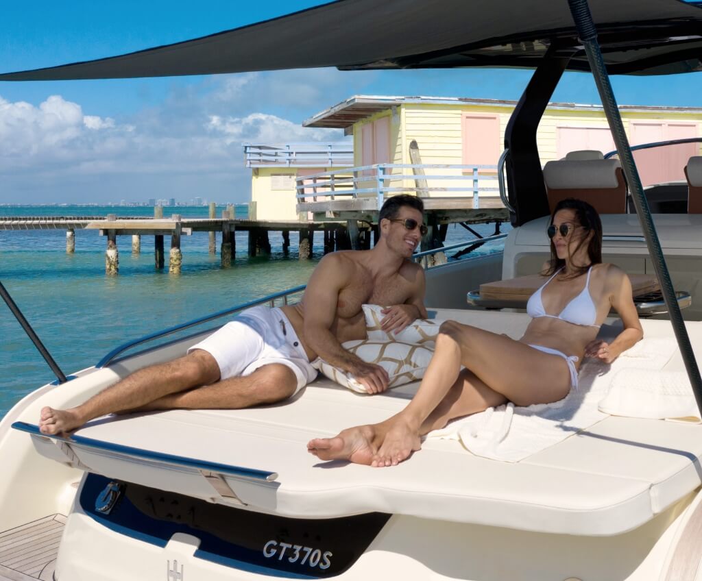 Invictus GT370S, stel zonnebadend op boot