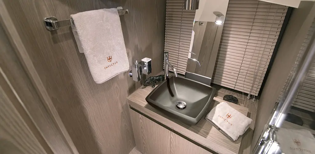 Invictus GT370S, badkamer met wastafel en handdoeken