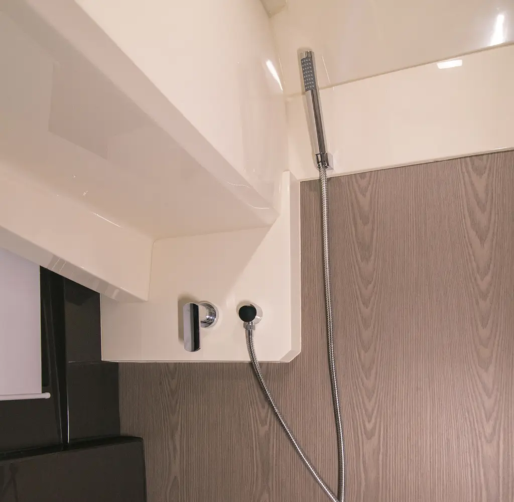 Invictus GT370S, douchekop en kraan badkamer