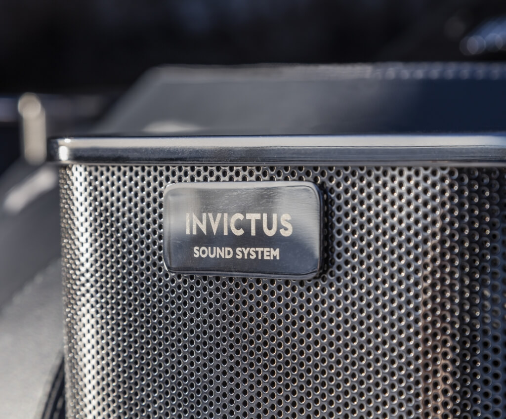 Invictus GT370, close up geluidssysteem badge boot