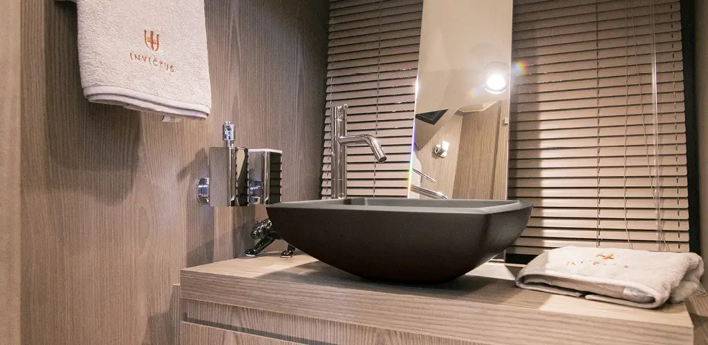 Invictus GT370, badkamer met wastafel en handdoeken