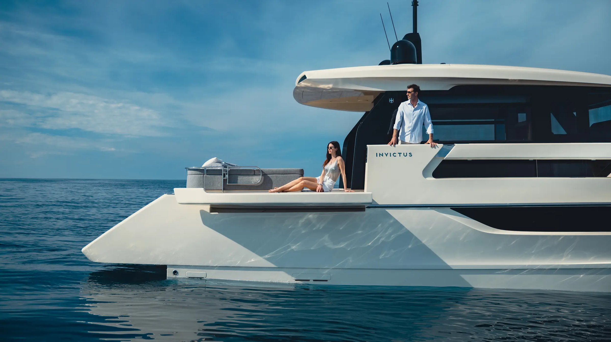 Invictus ST550, achterdek jacht met stel