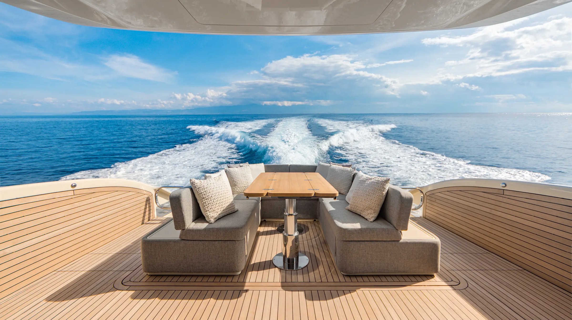 Invictus ST550, achterdek met loungebank en zicht op zee