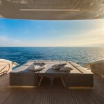 Invictus ST550, achterdek met loungebed zeezicht