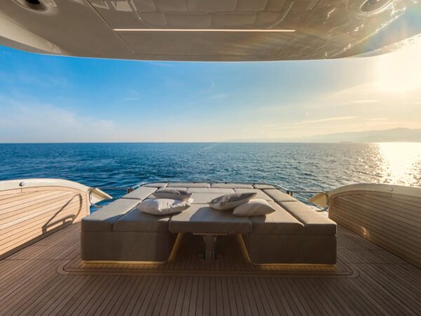 Invictus ST550, achterdek met loungebed zeezicht