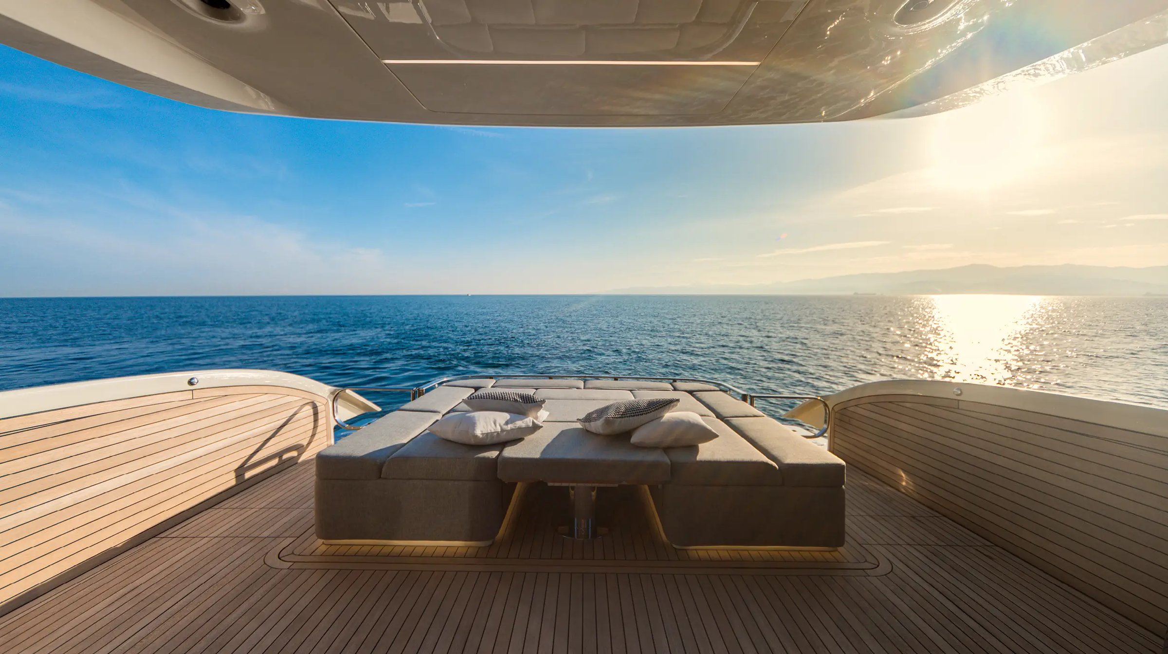 Invictus ST550, achterdek met loungebed zeezicht