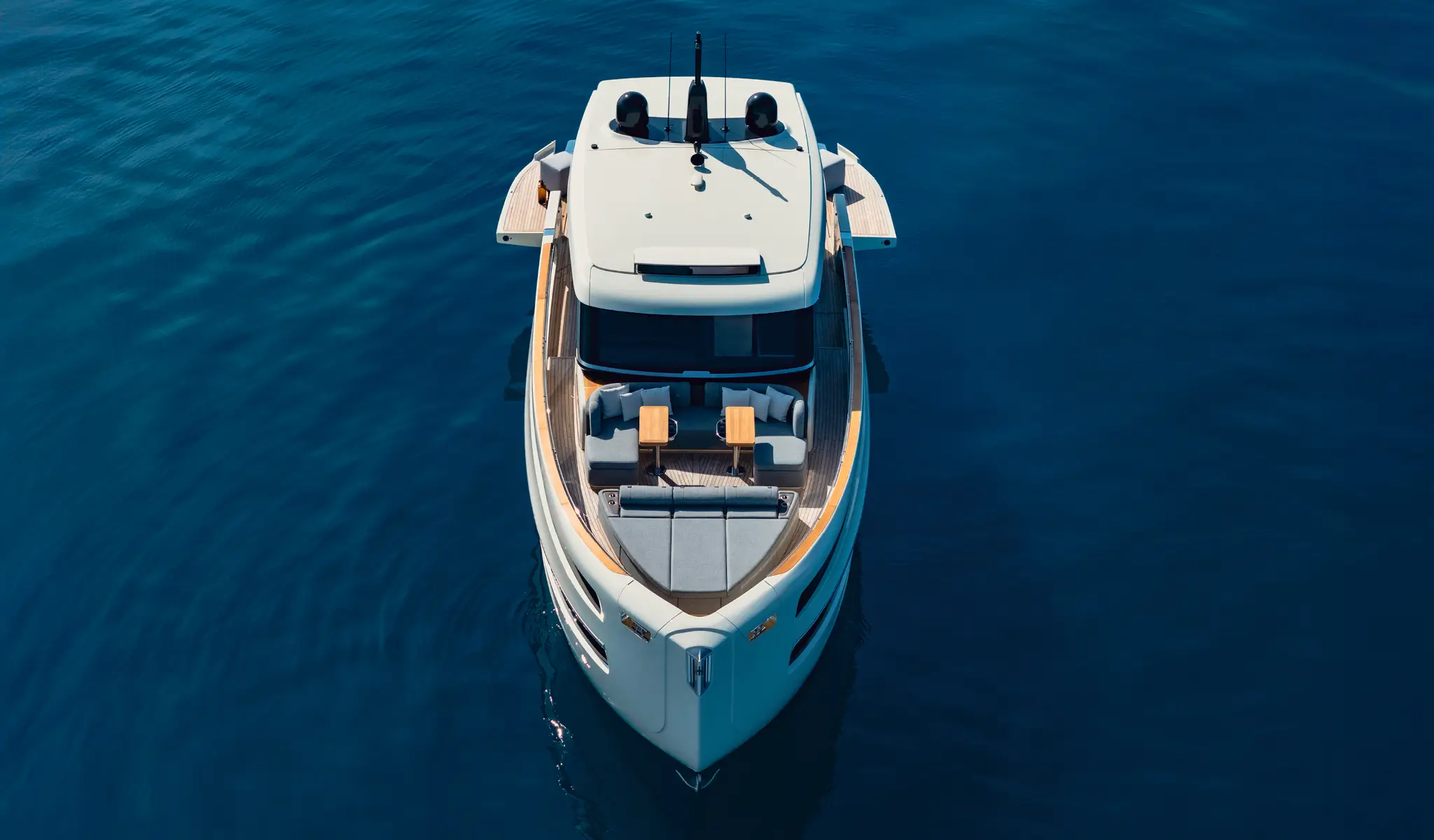 Invictus ST550, boot vanuit vogelperspectief op zee