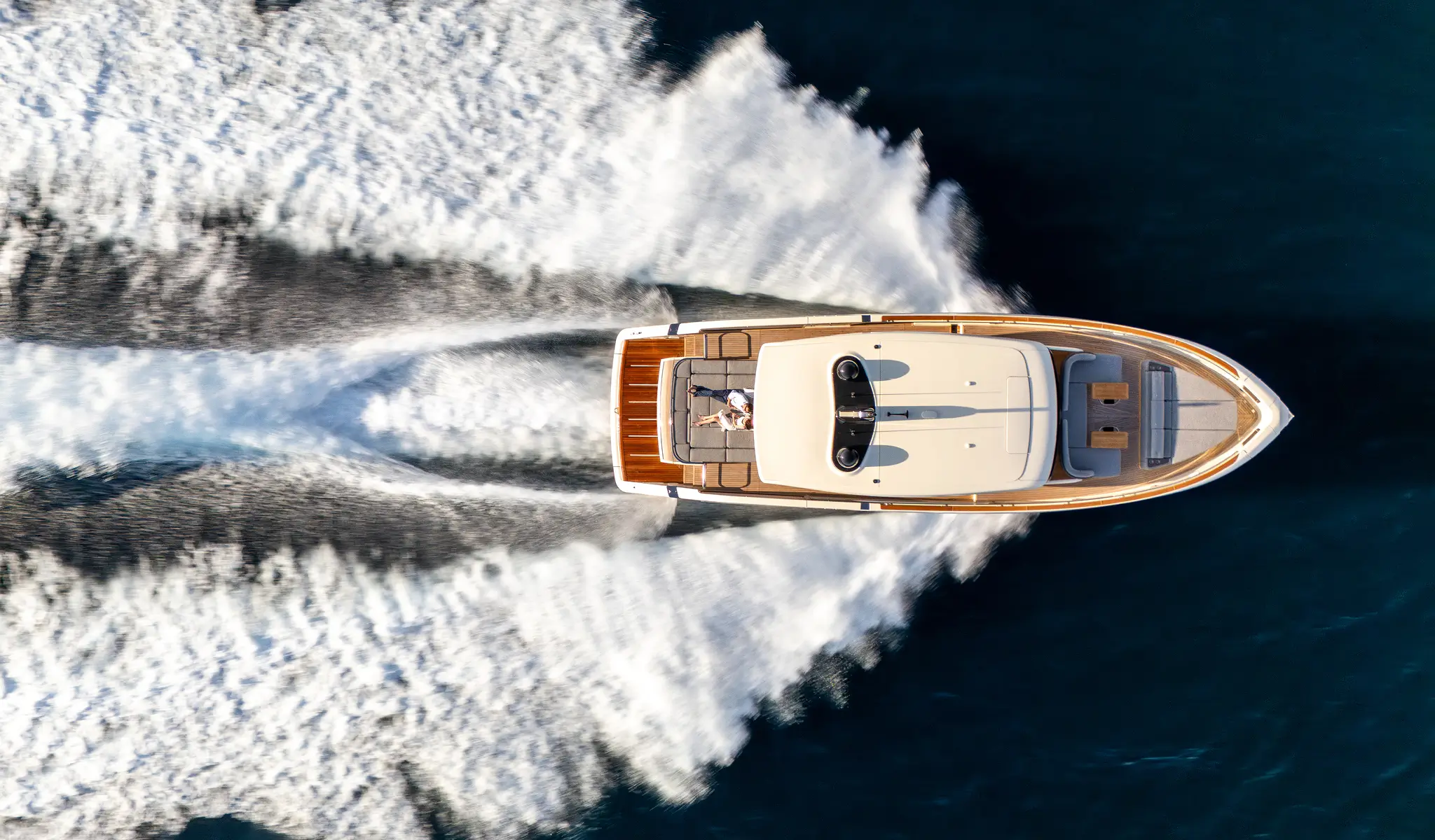 Invictus ST550, boot varend met golven achter zich