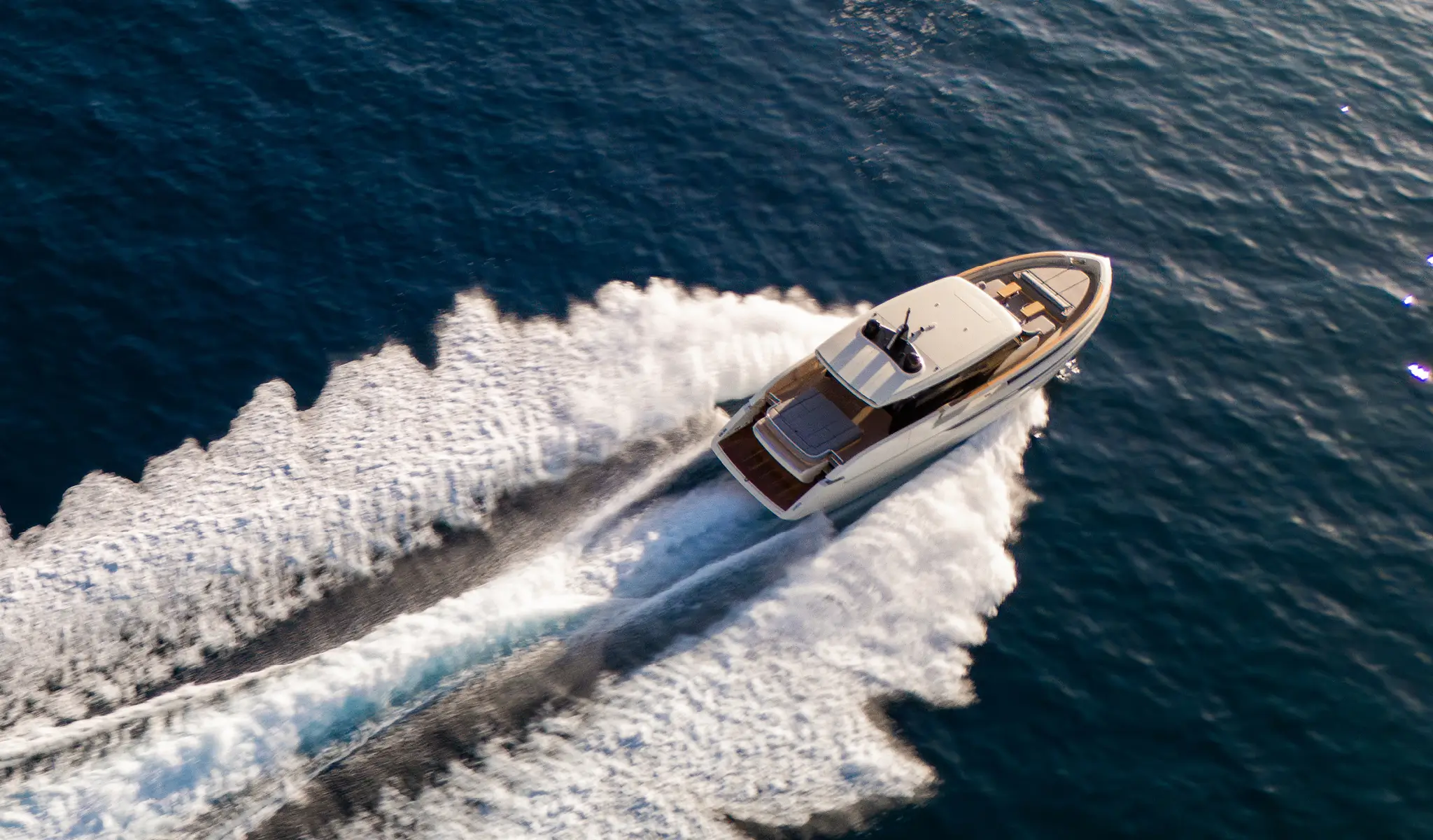 Invictus ST550, boot varend met schuimspoor