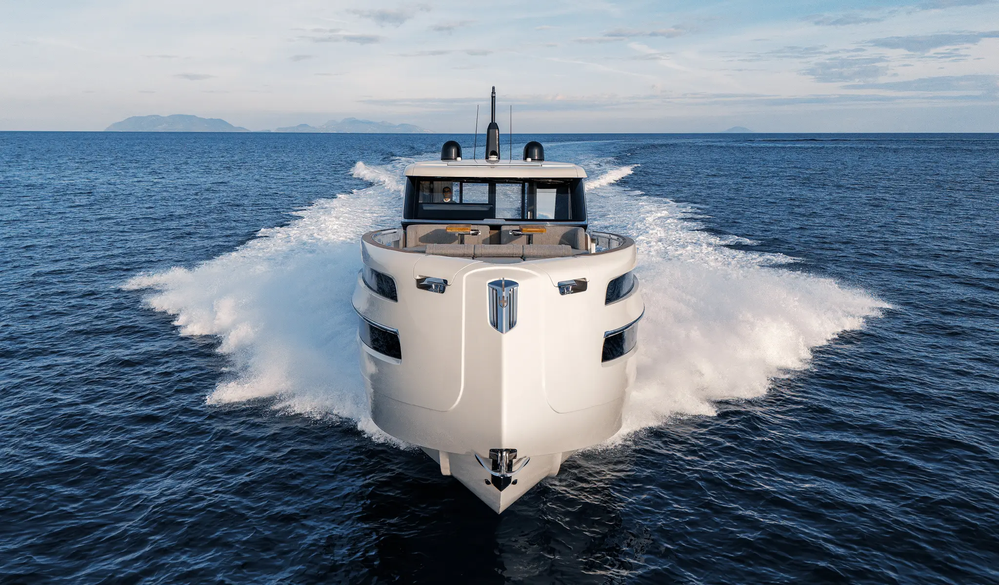Invictus ST550, boot varend op zee met golven