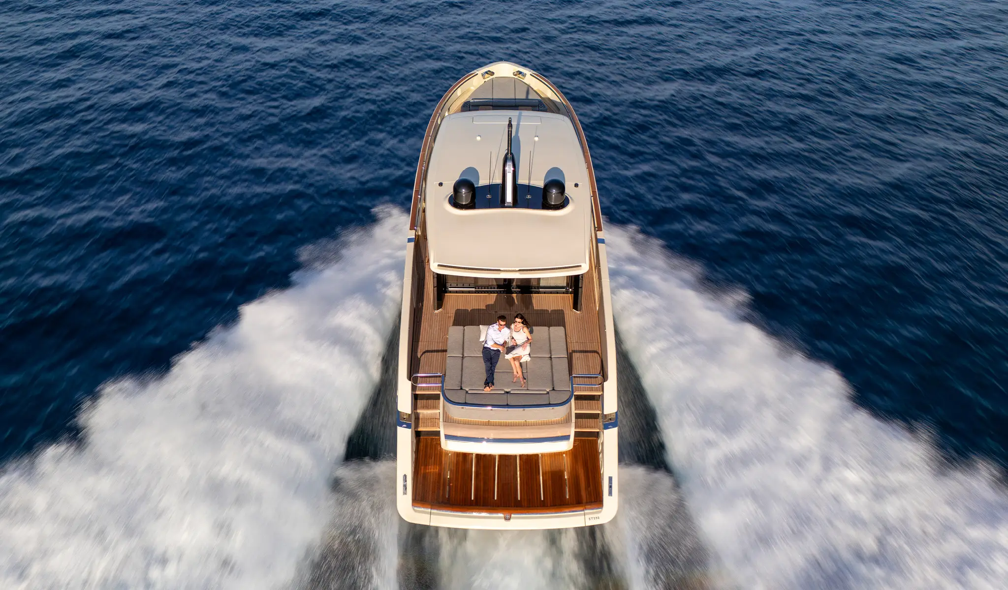 Invictus ST550, boot varend op zee vanuit vogelperspectief