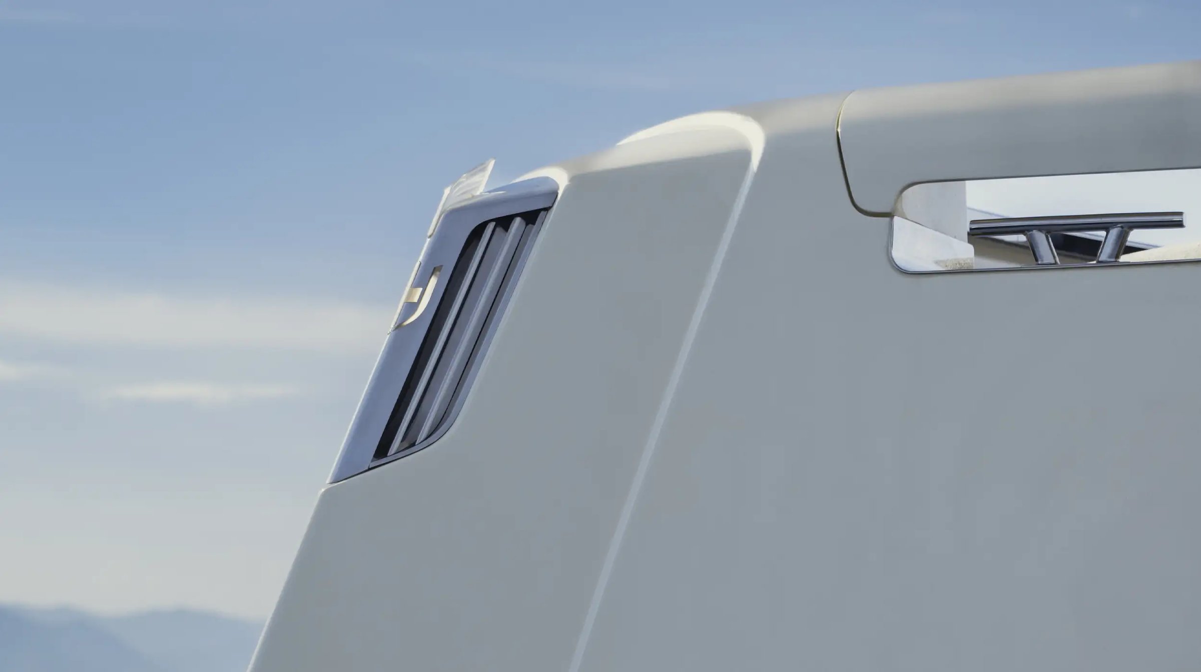 Invictus ST550, close-up dak en ventilatierooster boot