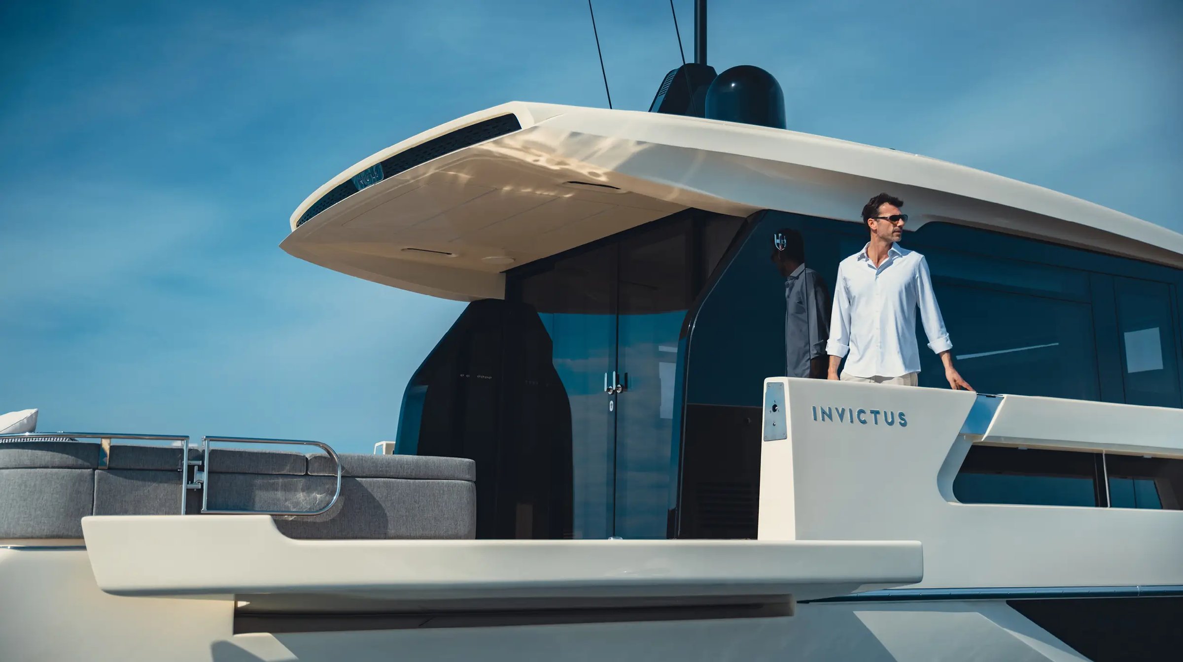 Invictus ST550, man op achterdek boot