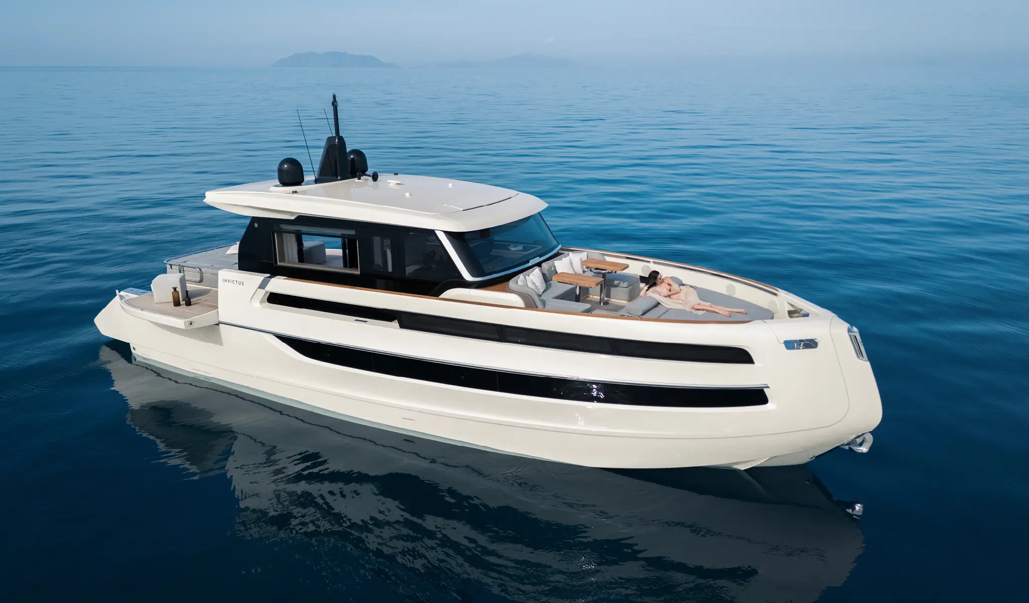 Invictus ST550, motorjacht op zee met zonnedek