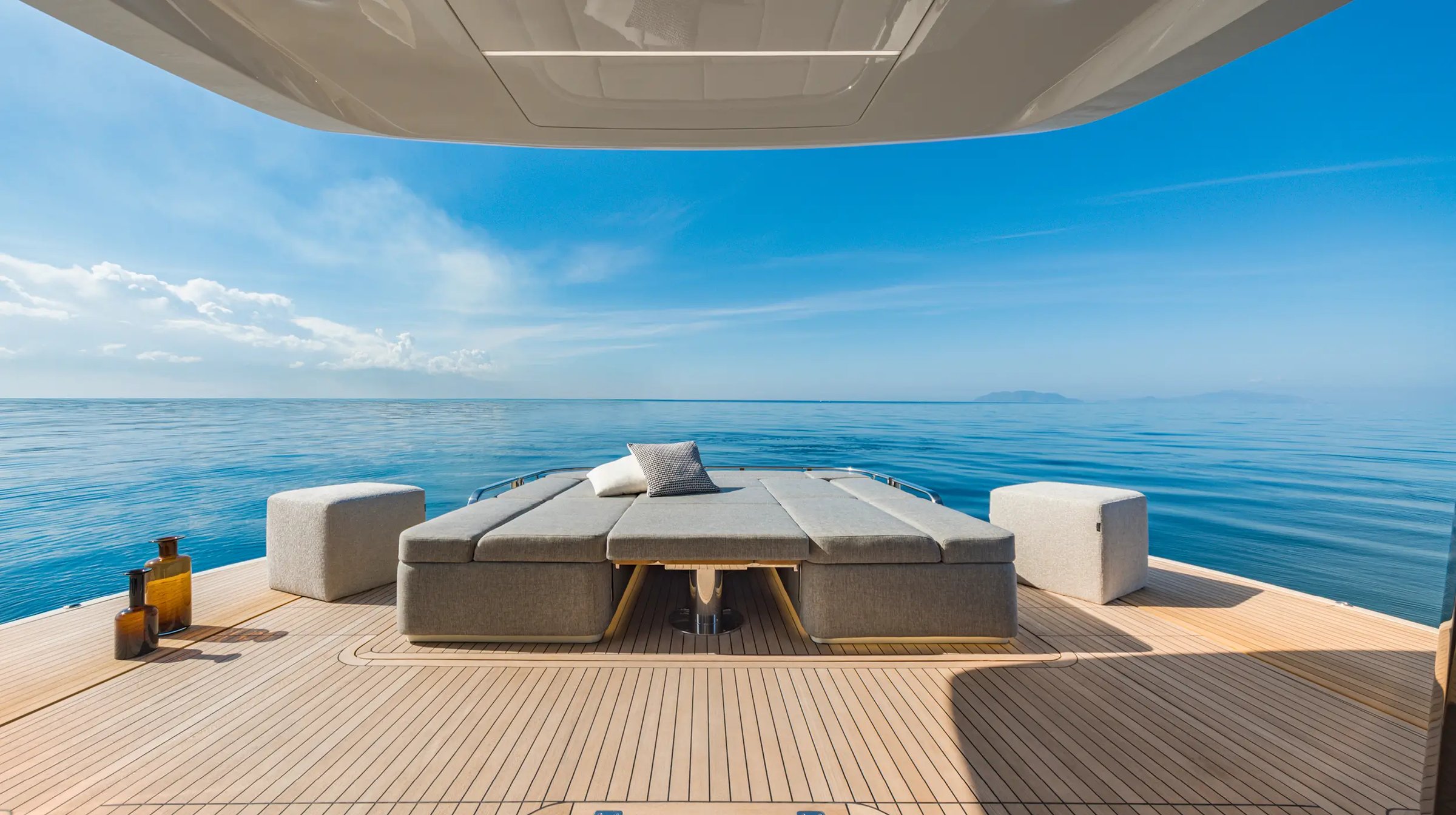 Invictus ST550, voordek met loungebank en zeezicht