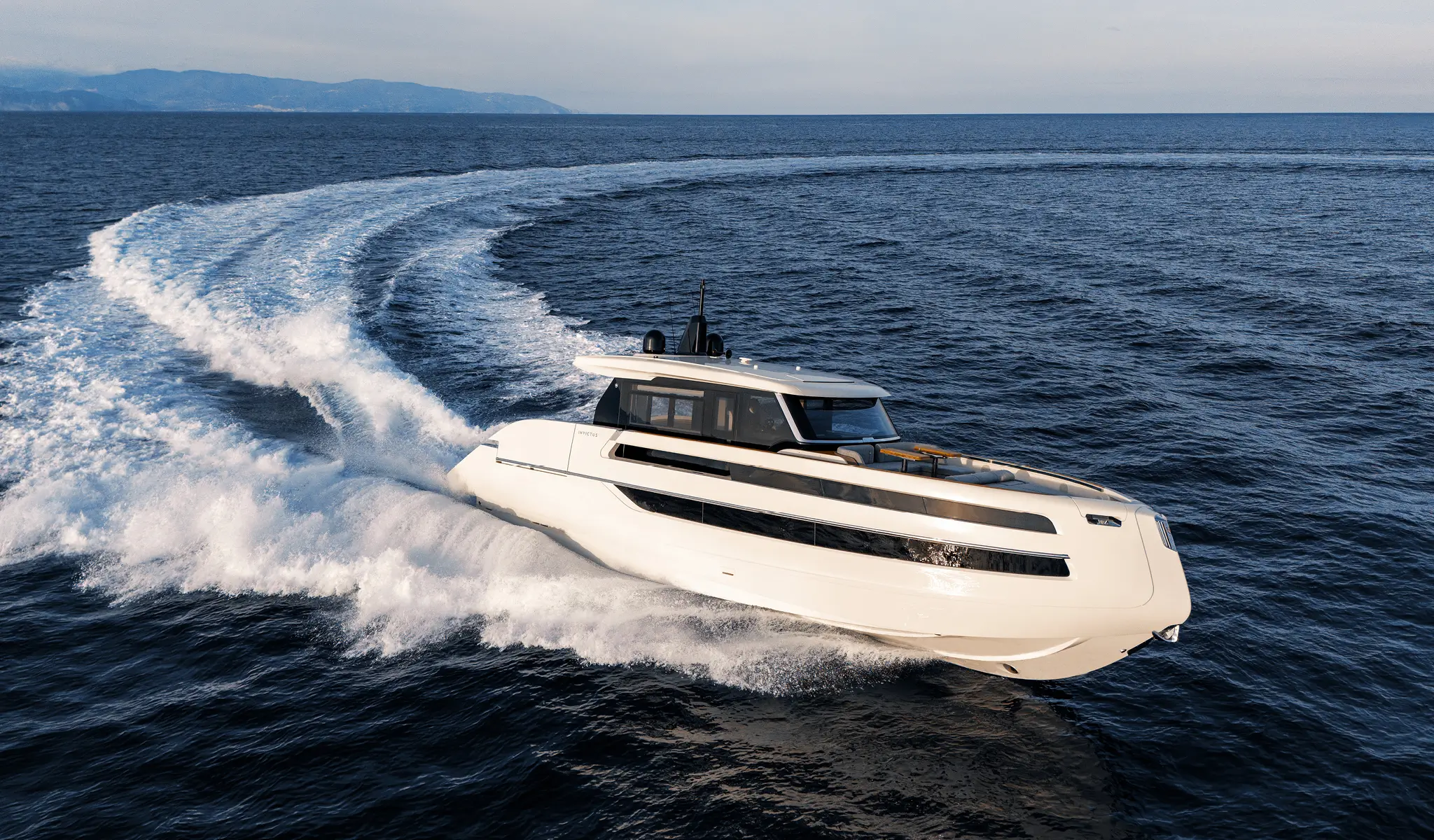 Invictus ST550, witte boot varend op zee