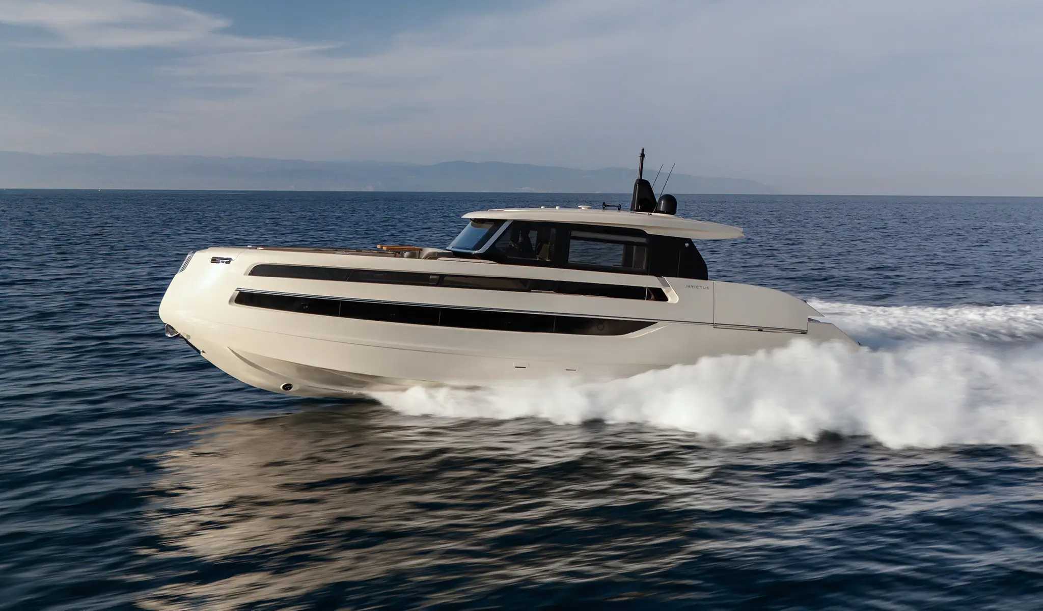 Invictus ST550, witte boot varend op zee