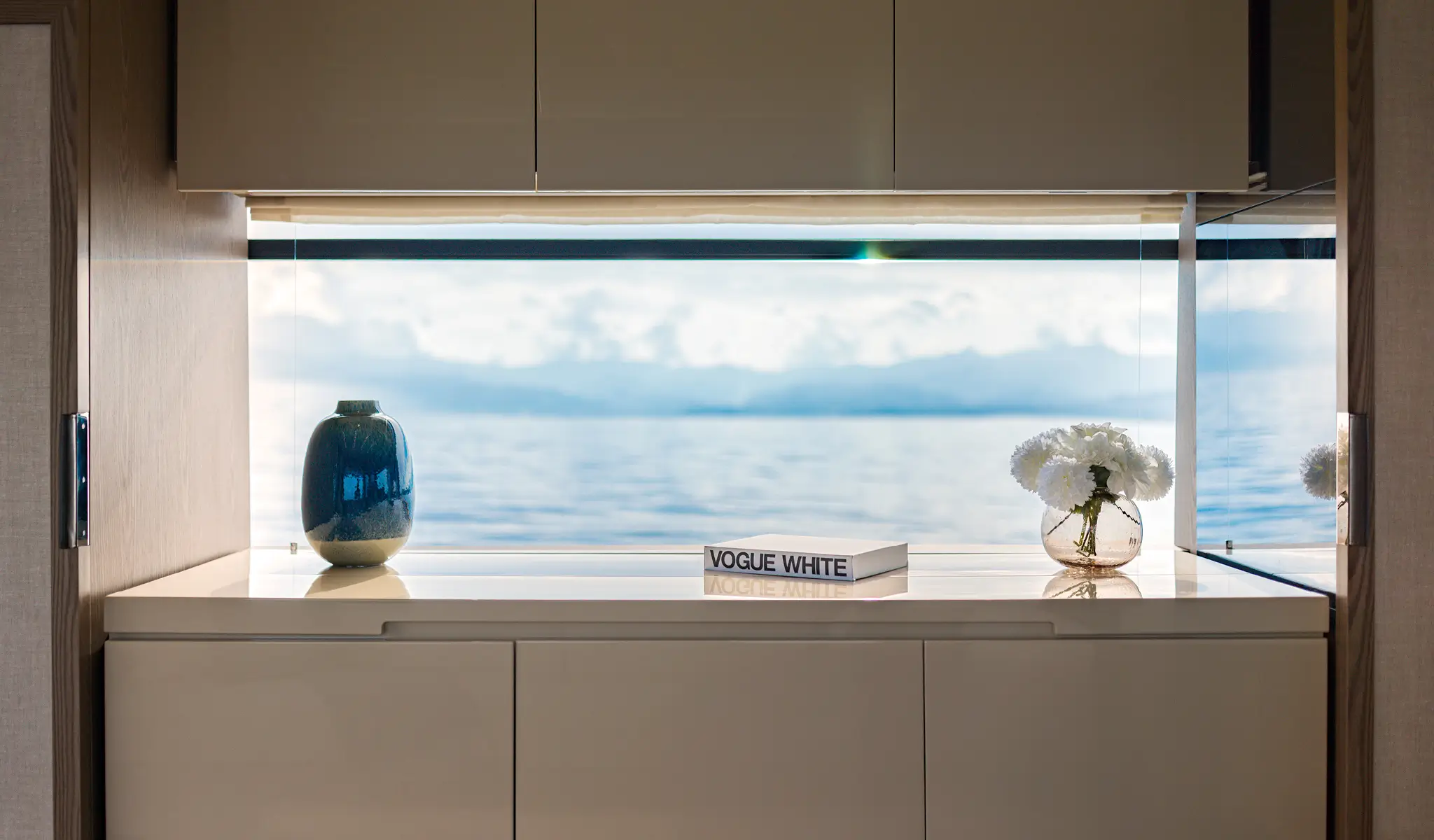 Invictus ST550, dressoir met vaas en boek