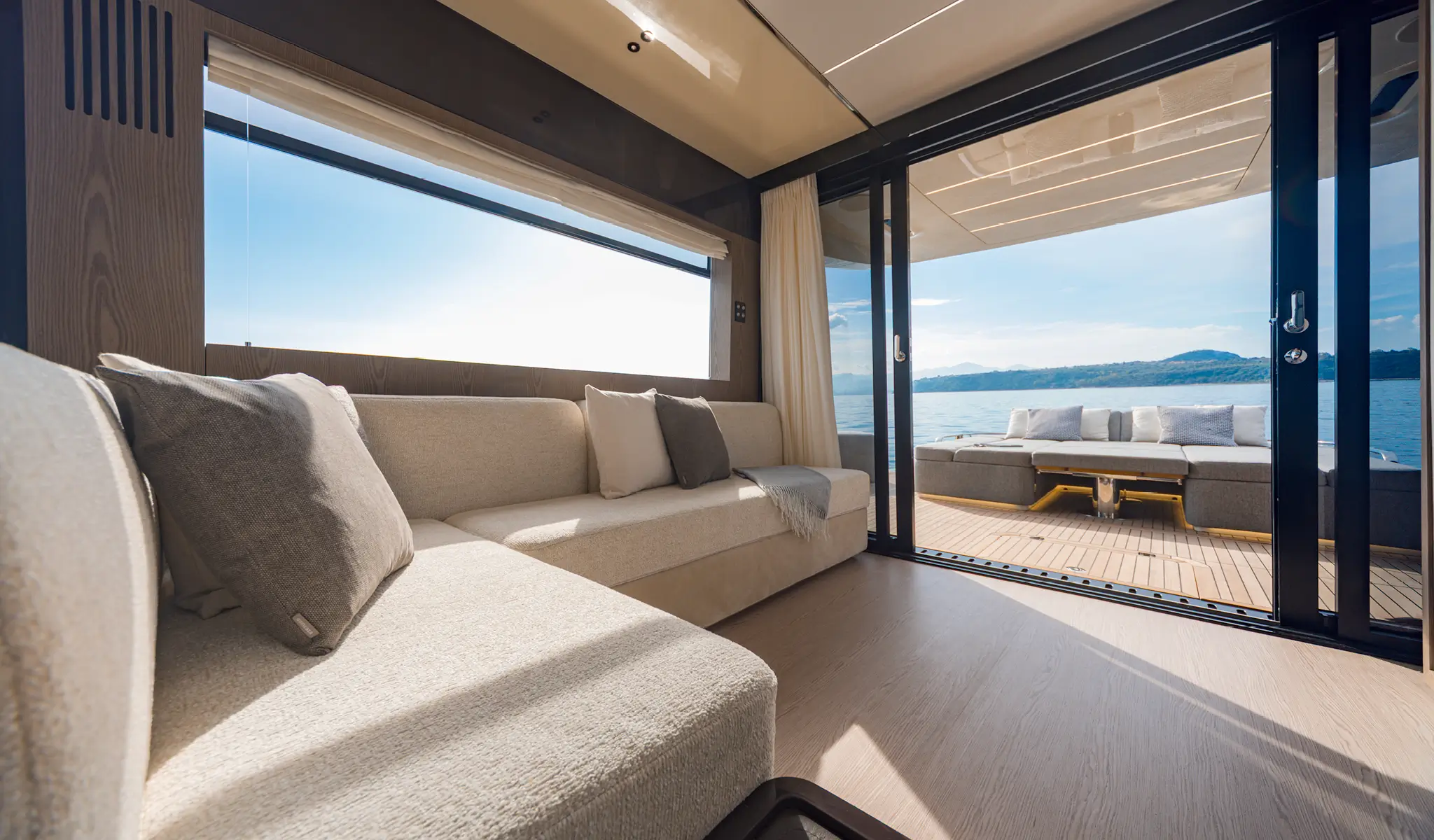 Invictus ST550, lounge met zicht op zee