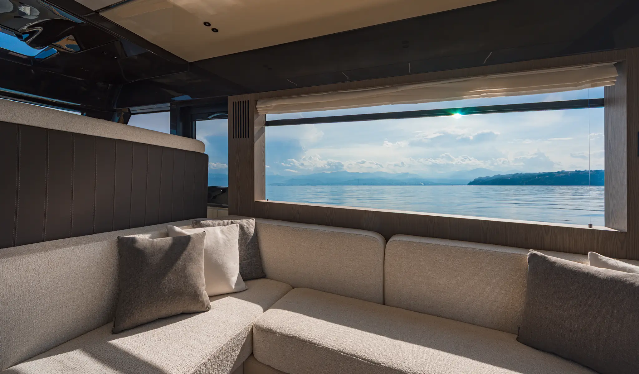 Invictus ST550, lounge zitbank met zeezicht