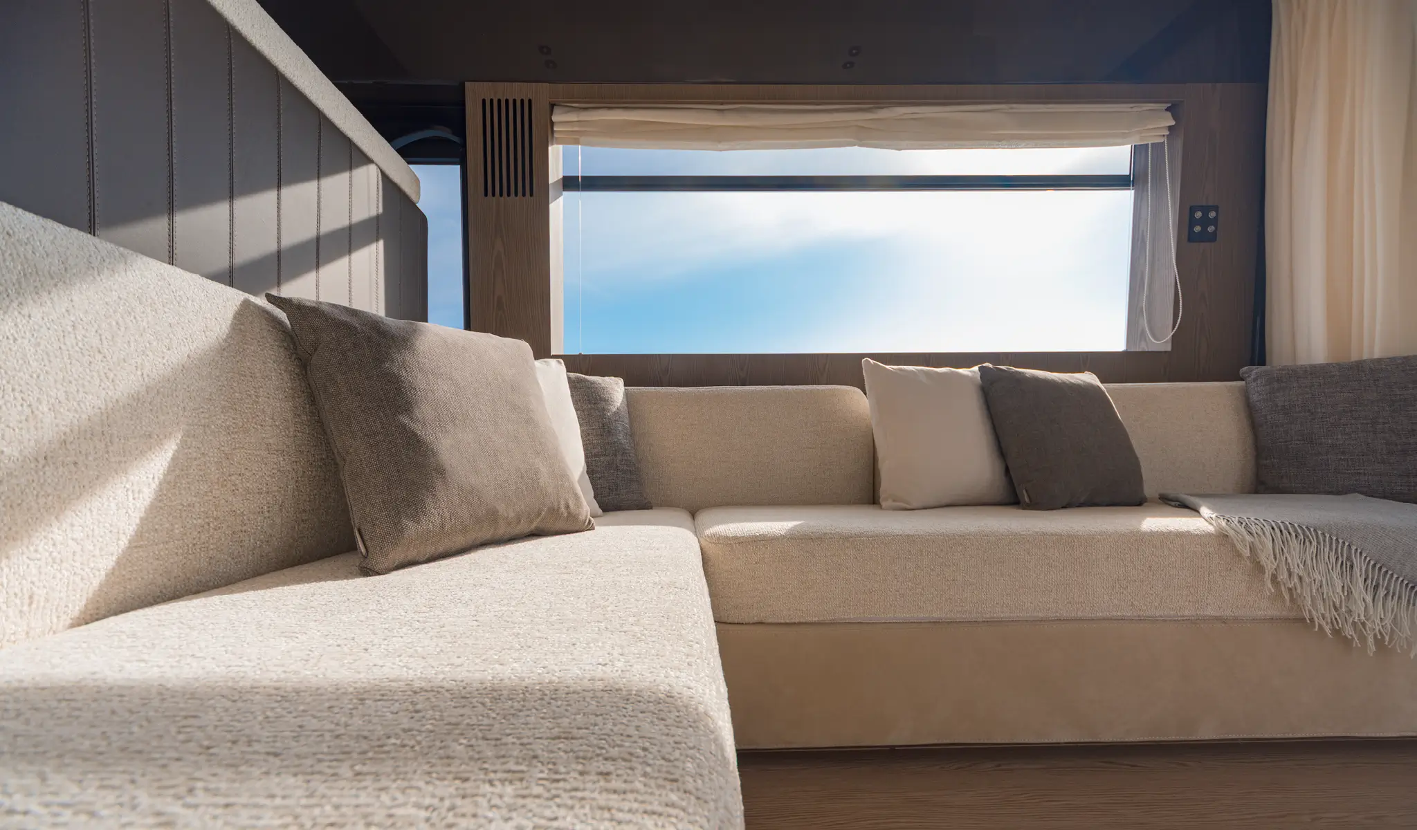 Invictus ST550, loungebank met kussens en raam