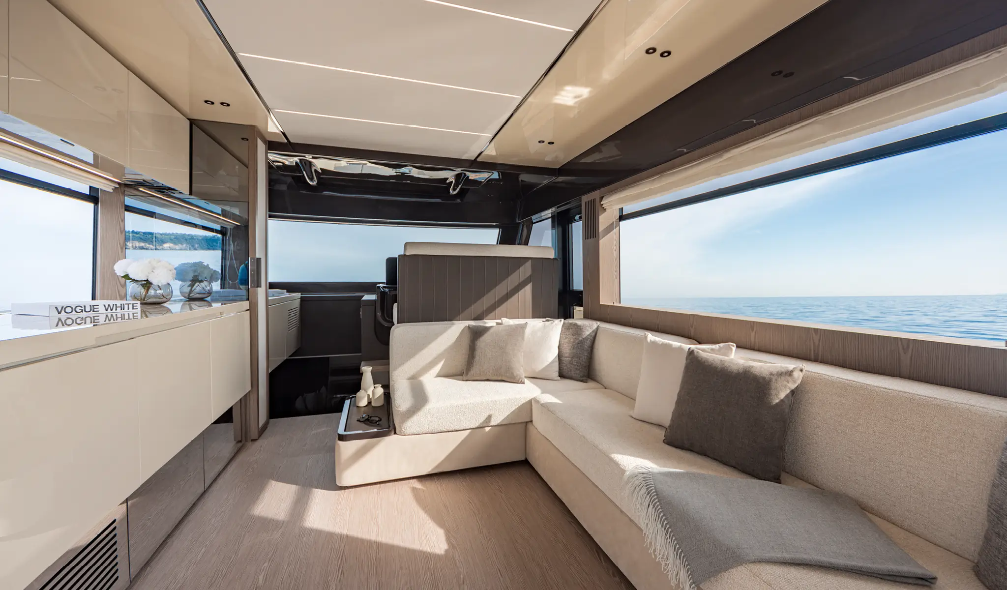 Invictus ST550, salon met zithoek en uitzicht