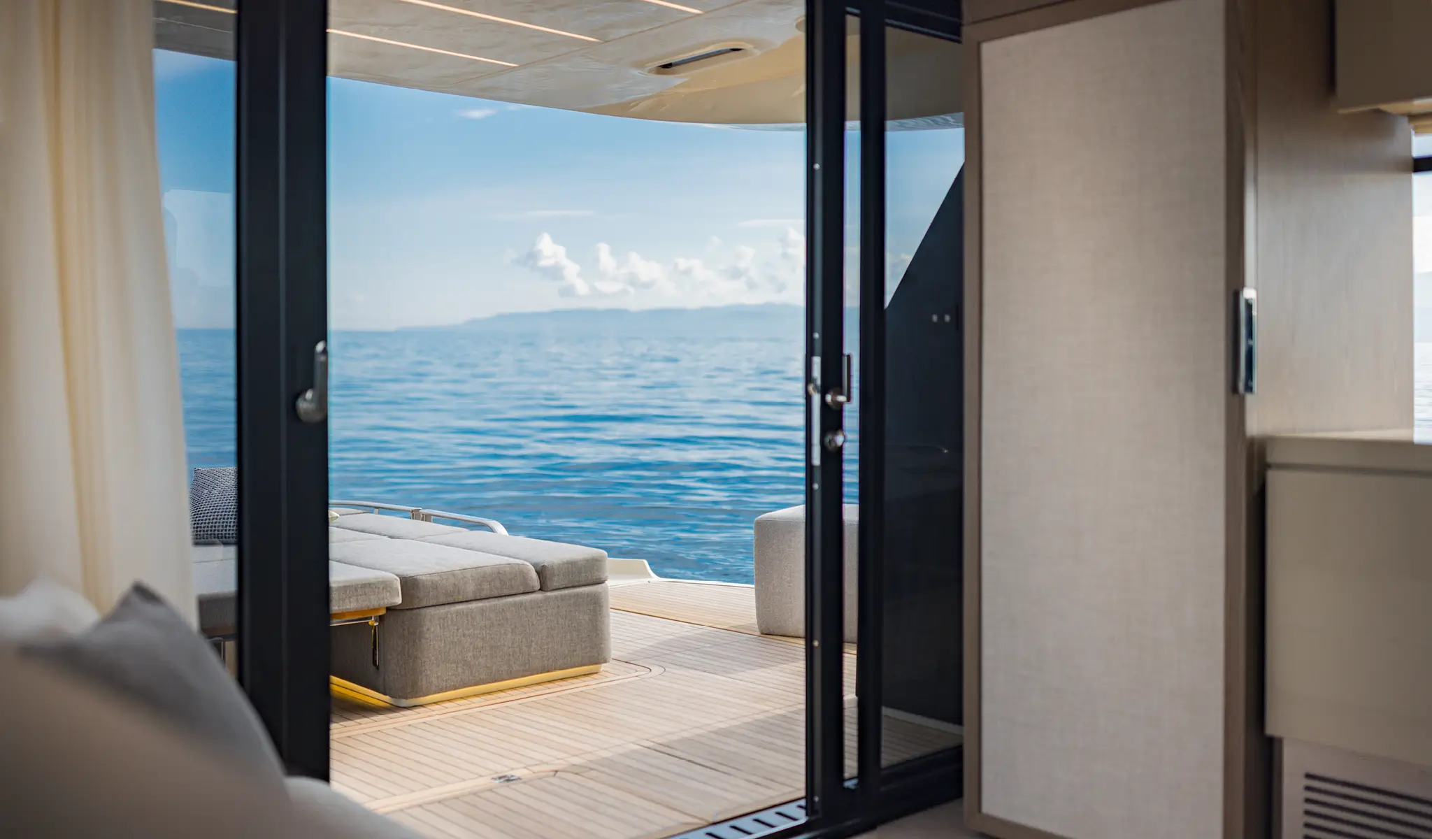 Invictus ST550, uitzicht op zee vanuit kajuit