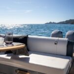 Invictus TT280S, zitbank op achterdek boot