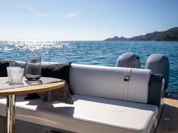 Invictus TT280S, zitbank op achterdek boot