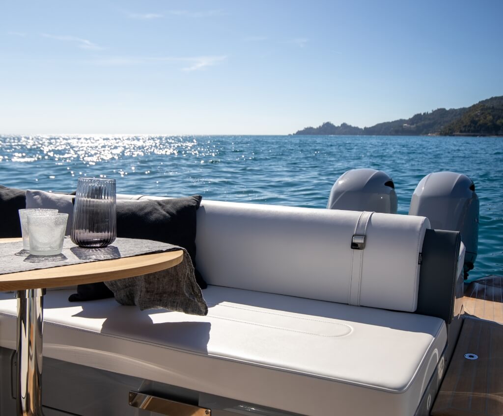 Invictus TT280S, zitbank op achterdek boot