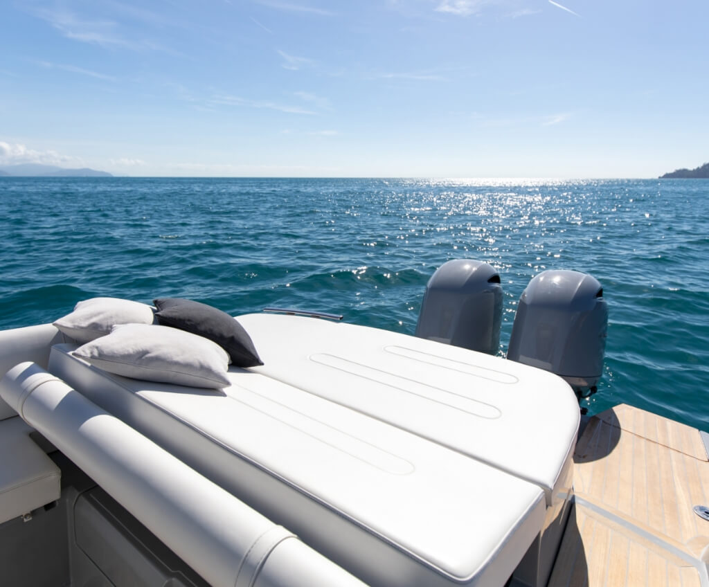 Invictus TT280S, zonnedek met kussens op zee