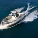 Invictus TT280, boot varend op zee met golven