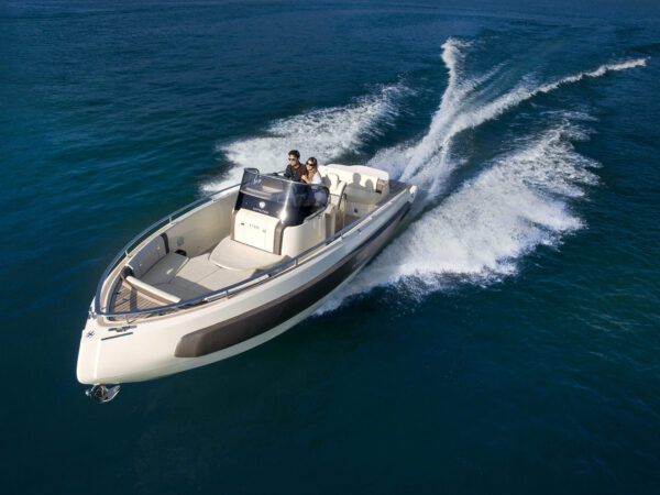 Invictus TT280, boot varend op zee met golven