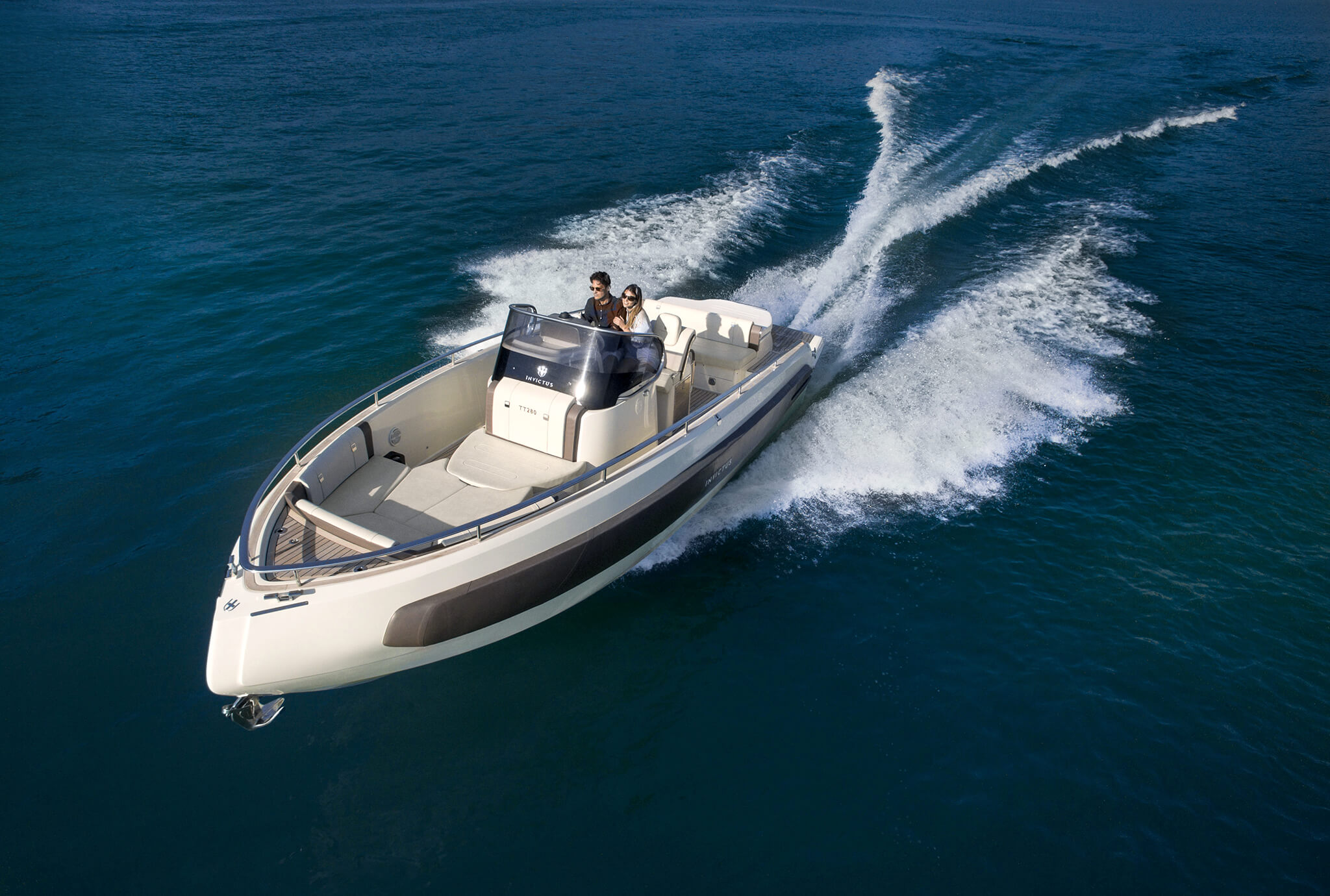 Invictus TT280, boot varend op zee met golven
