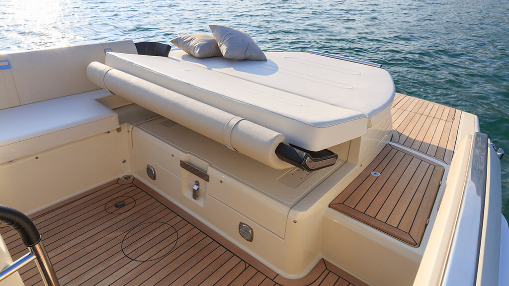Invictus TT280, ligbank met kussens op achterdek