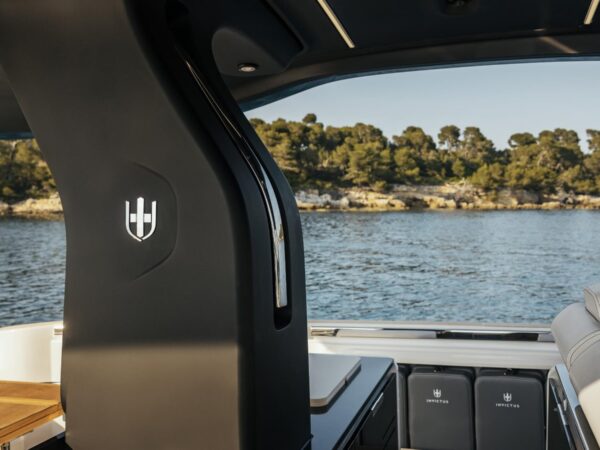 Invictus TT420S, cockpit met uitzicht op water