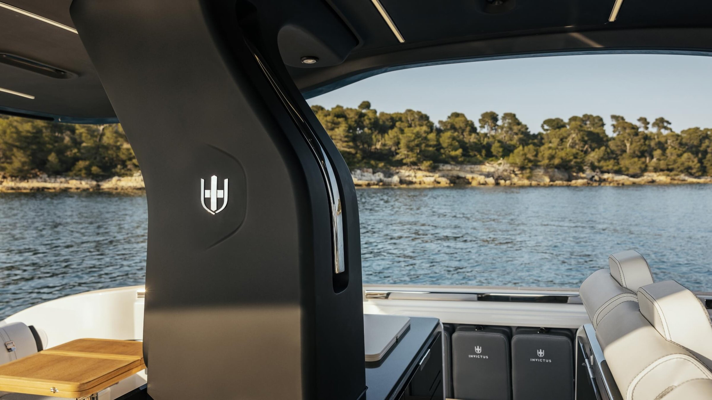 Invictus TT420S, cockpit met uitzicht op water