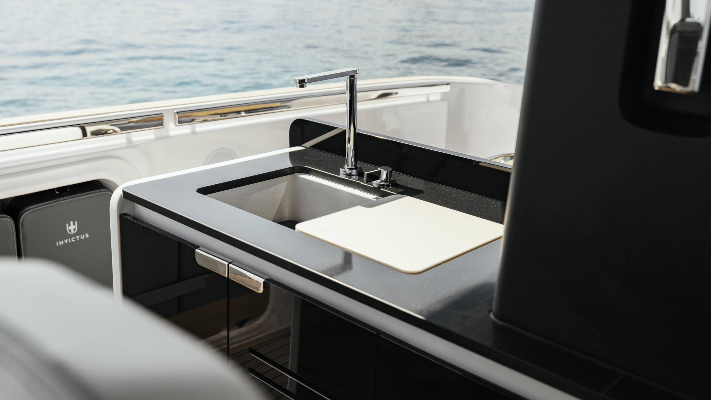 Invictus TT420S, keukenblad met gootsteen aan boord