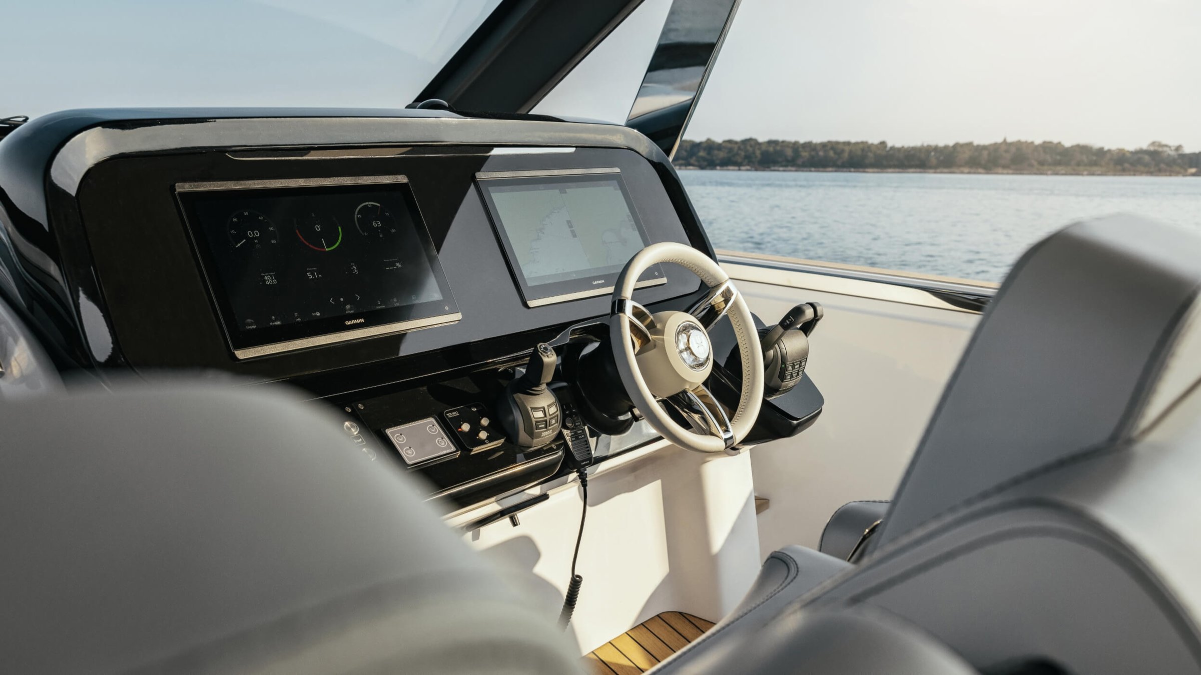 Invictus TT420S, stuurstand met navigatieschermen en stuurwiel