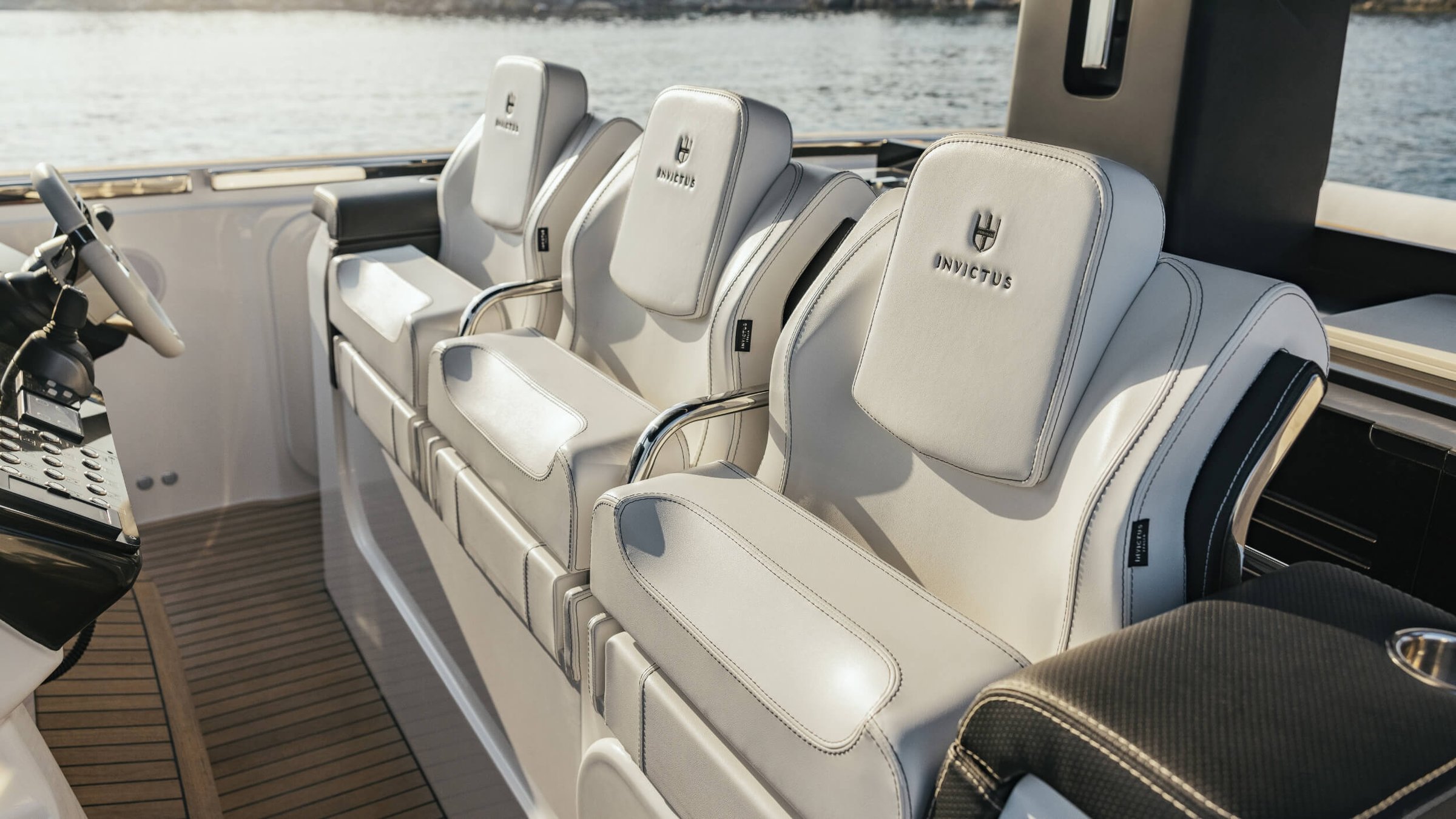 Invictus TT420S, stuurstand met witte lederen stoelen