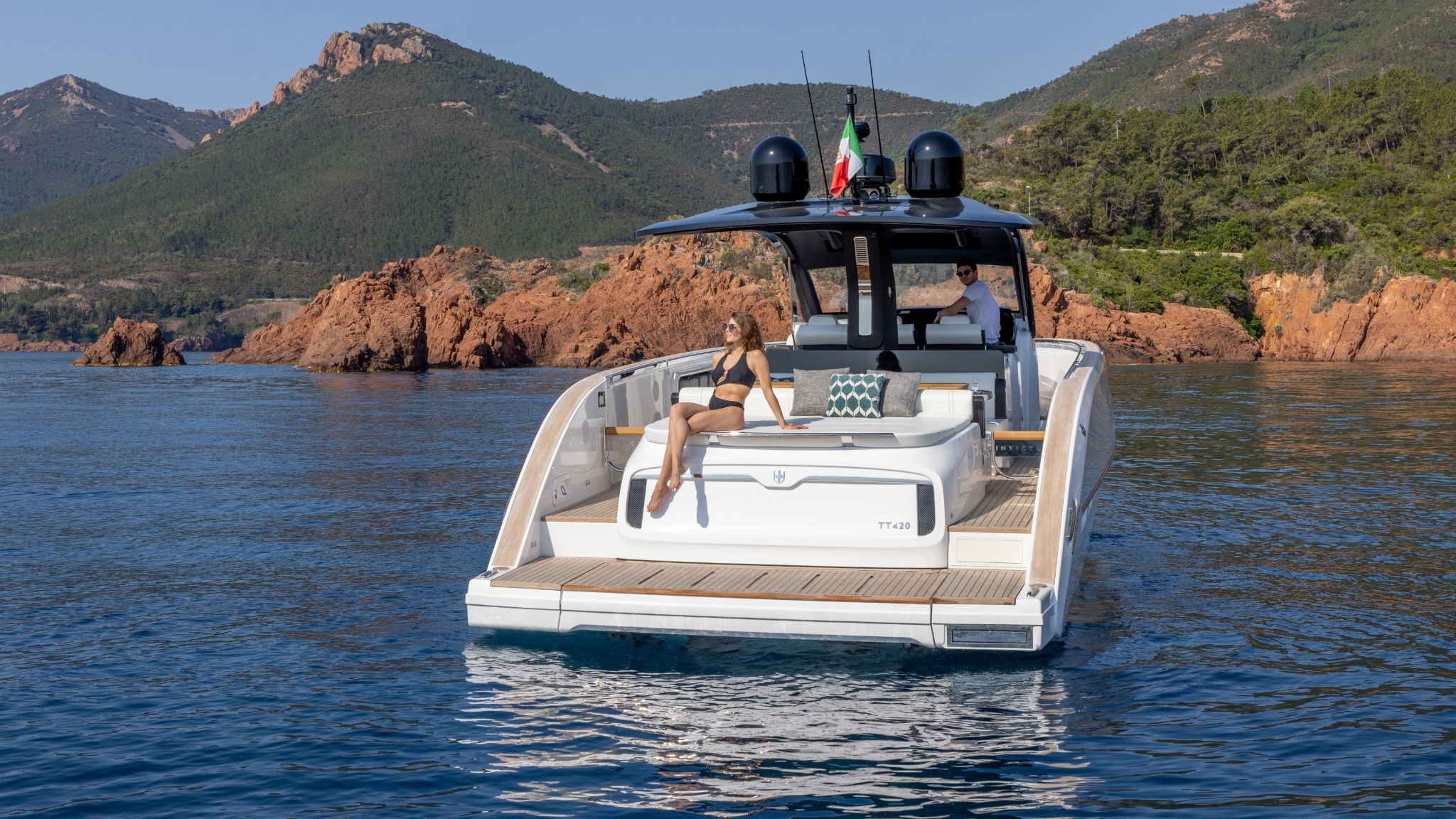 Invictus TT420, boot met vrouw op achterdek