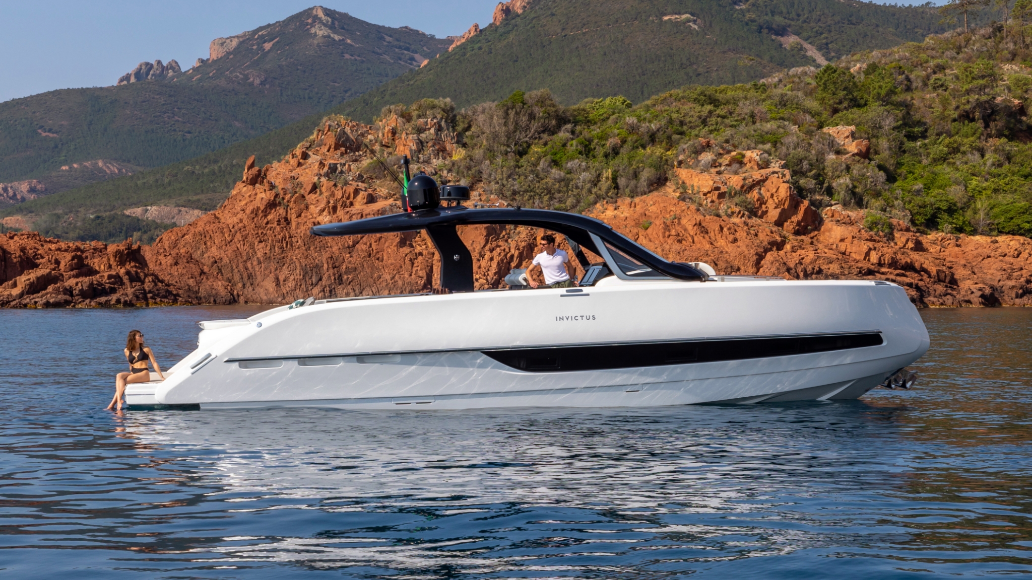 Invictus TT420, boot op zee bij rotskust