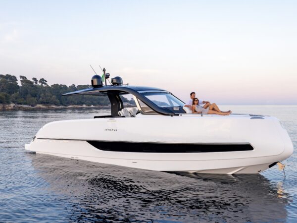 Invictus TT420, boot op zee met stel