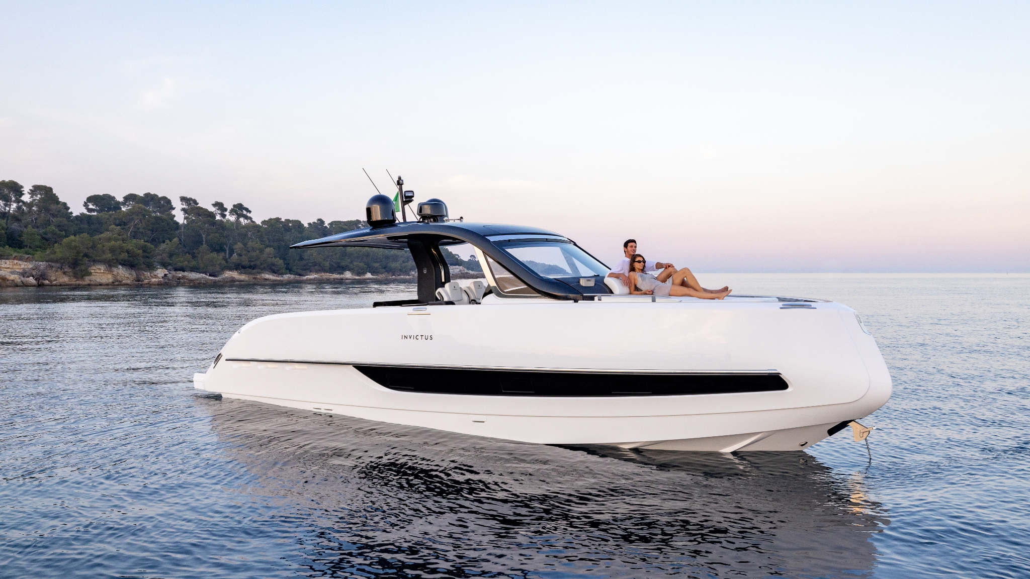 Invictus TT420, boot op zee met stel