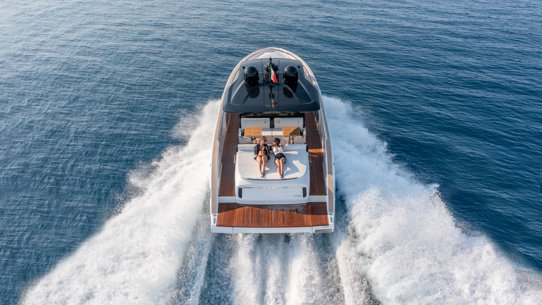 Invictus TT420, boot varend met schuim achtersteven