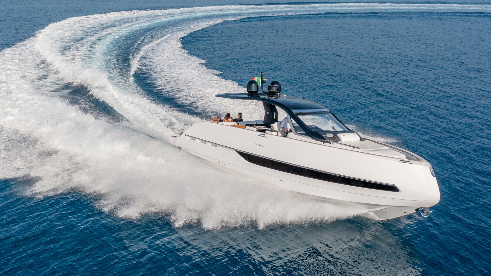 Invictus TT420, boot varend met schuimspoor