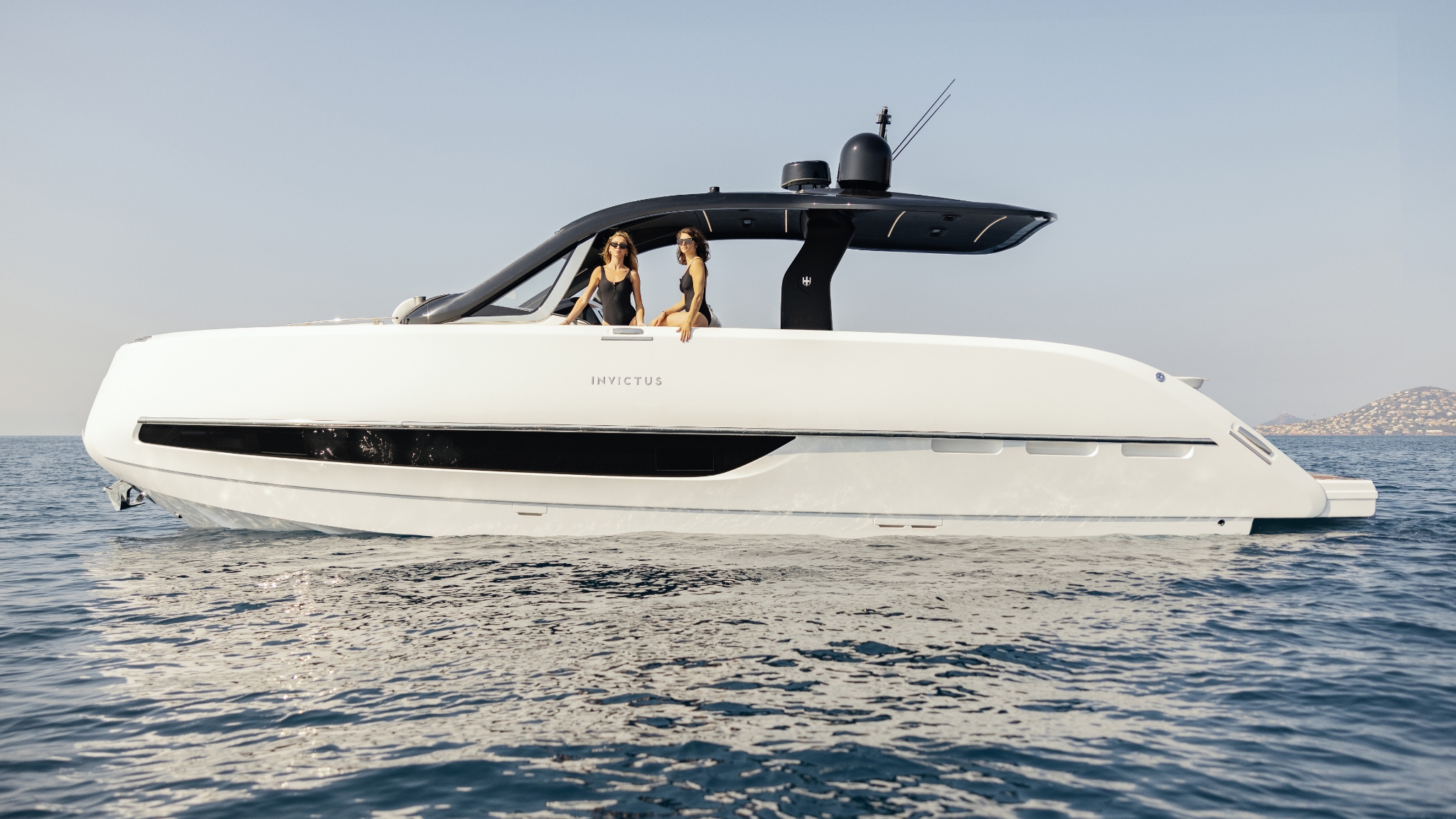 Invictus TT420, witte boot varend op zee