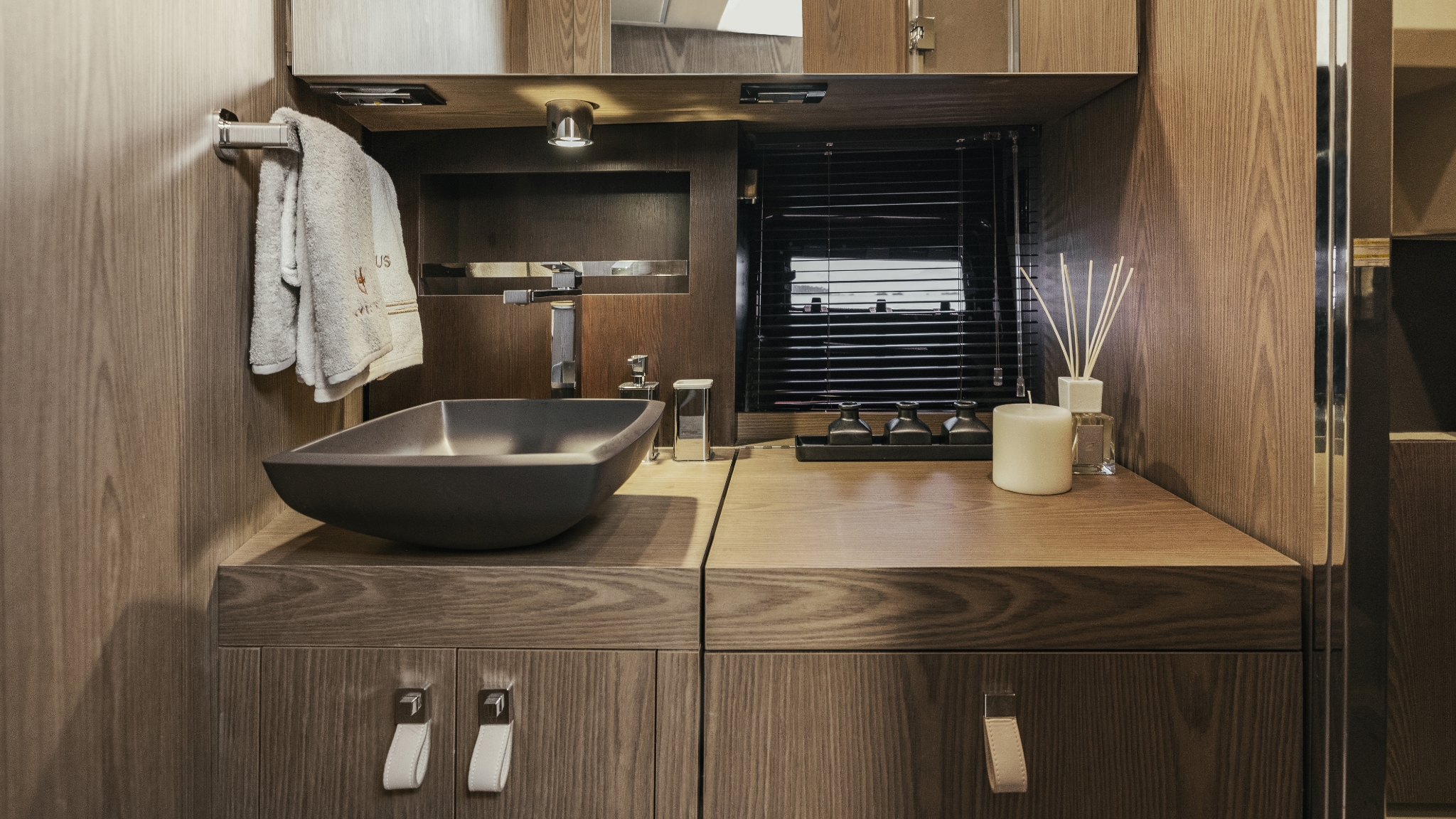 Invictus TT420, badkamer met wastafel en handdoeken