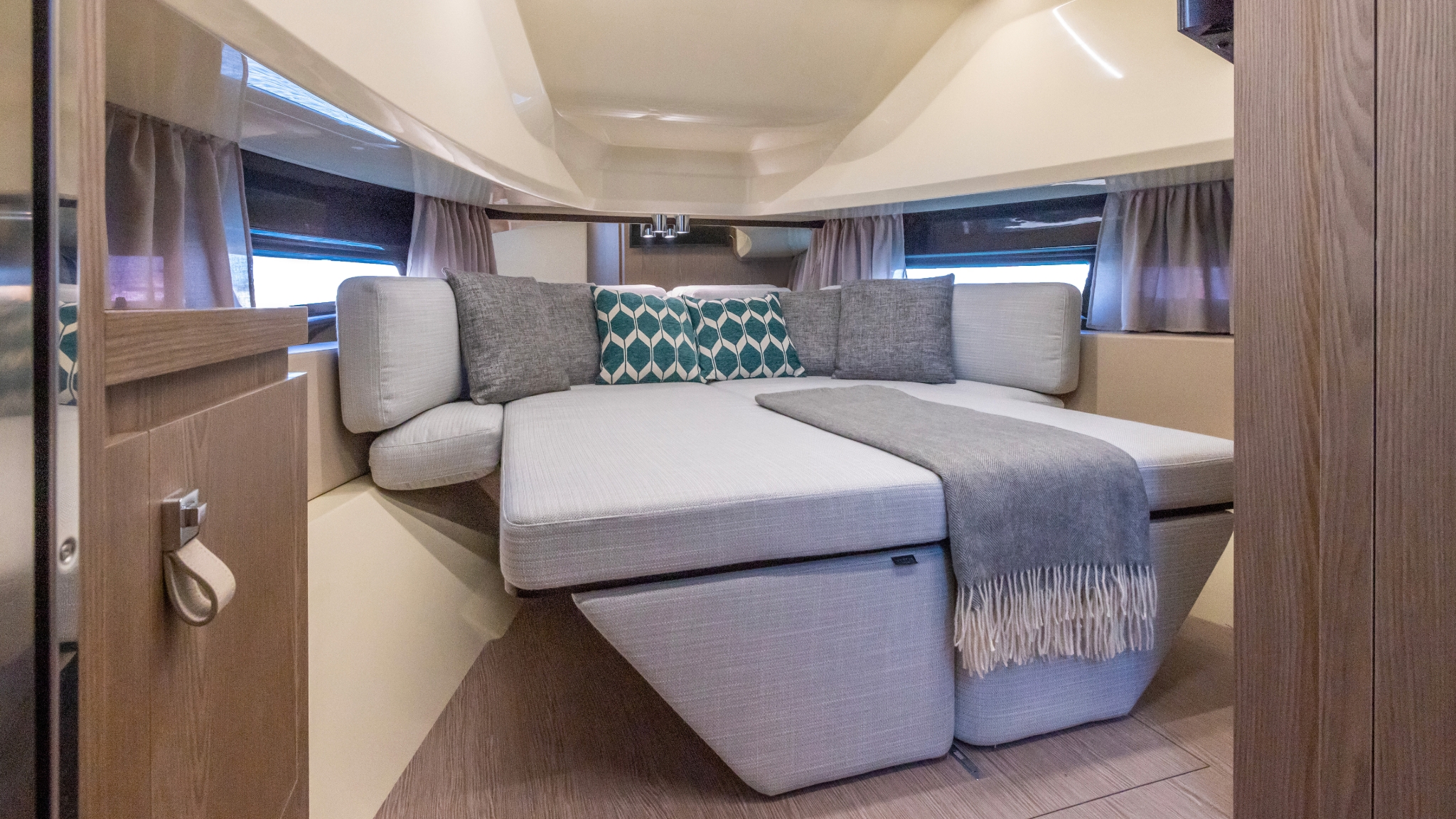 Invictus TT420, lounge bank met kussens